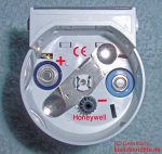 Thermostat Rondostat HR-20E von Honeywell - Innenansicht mit eingelegten AA Batterien